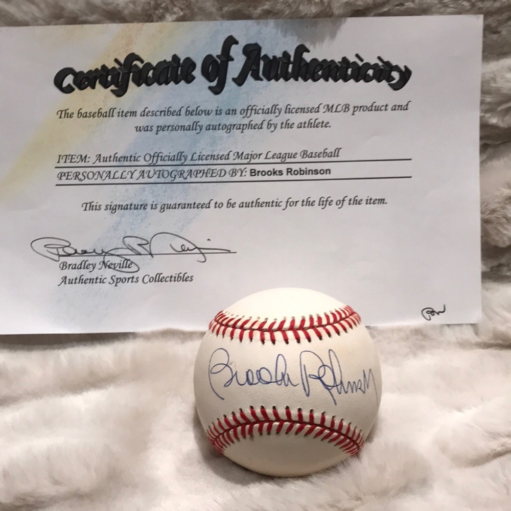 Collectible autographed baseball!  BROOKS ROBINSON!!!
